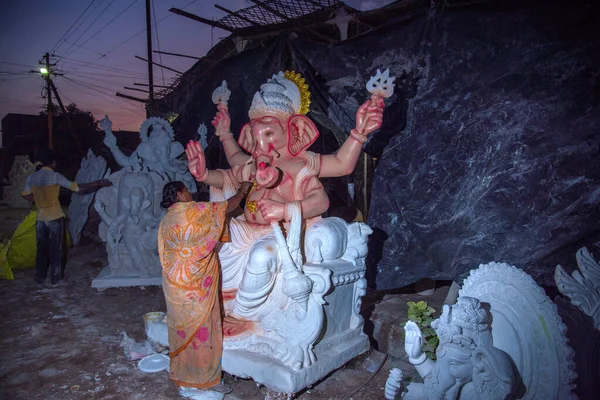 AMRAVATI, MAHARASHTRA - 8 SETTEMBRE 2018: Artista che fa una statua e dà un tocco finale a un idolo del dio indù Lord Ganesha in un laboratorio d'artista per il festival Ganesha . — Foto Stock