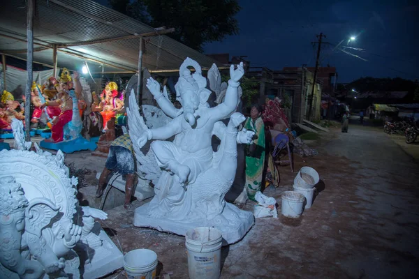 AMRAVATI, MAHARASHTRA - SEPTEMBER 8, 2018: Artist making a statue and gives finishing touches on an idol of the Hindu god Lord Ganesha at an artist's workshop for Ganesha festival. — Stock Photo, Image