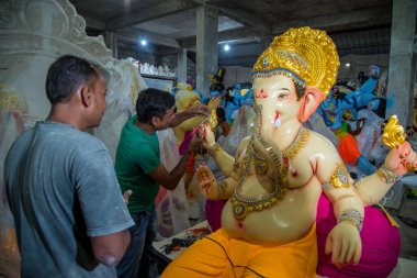 Amravati, Maharashtra - 8 Eylül 2018: Sanatçı bir heykel yapıyor ve Ganesha festivali için bir sanatçı atölyesinde Hindu tanrısı Lord Ganesha 'nın bir putuna son rötuşlarını yapıyor.
