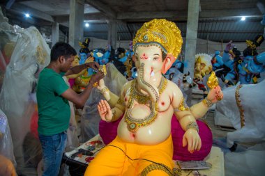 Amravati, Maharashtra - 8 Eylül 2018: Sanatçı bir heykel yapıyor ve Ganesha festivali için bir sanatçı atölyesinde Hindu tanrısı Lord Ganesha 'nın bir putuna son rötuşlarını yapıyor.
