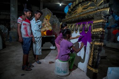 Amravati, Maharashtra - 8 Eylül 2018: Sanatçı bir heykel yapıyor ve Ganesha festivali için bir sanatçı atölyesinde Hindu tanrısı Lord Ganesha 'nın bir putuna son rötuşlarını yapıyor.