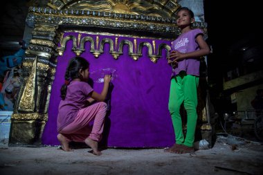 Amravati, Maharashtra - 8 Eylül 2018: Sanatçı bir heykel yapıyor ve Ganesha festivali için bir sanatçı atölyesinde Hindu tanrısı Lord Ganesha 'nın bir putuna son rötuşlarını yapıyor.