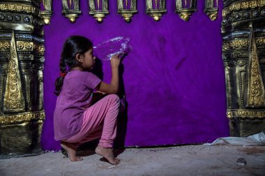 Amravati, Maharashtra - 8 Eylül 2018: Sanatçı bir heykel yapıyor ve Ganesha festivali için bir sanatçı atölyesinde Hindu tanrısı Lord Ganesha 'nın bir putuna son rötuşlarını yapıyor.