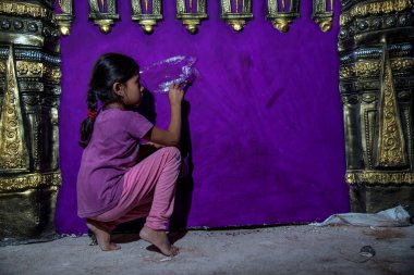 Amravati, Maharashtra - 8 Eylül 2018: Sanatçı bir heykel yapıyor ve Ganesha festivali için bir sanatçı atölyesinde Hindu tanrısı Lord Ganesha 'nın bir putuna son rötuşlarını yapıyor.