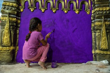 Amravati, Maharashtra - 8 Eylül 2018: Sanatçı bir heykel yapıyor ve Ganesha festivali için bir sanatçı atölyesinde Hindu tanrısı Lord Ganesha 'nın bir putuna son rötuşlarını yapıyor.