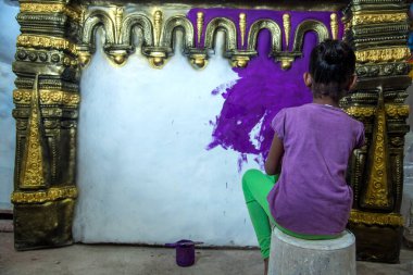 Amravati, Maharashtra - 8 Eylül 2018: Sanatçı bir heykel yapıyor ve Ganesha festivali için bir sanatçı atölyesinde Hindu tanrısı Lord Ganesha 'nın bir putuna son rötuşlarını yapıyor.