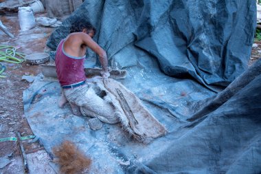 Amravati, Maharashtra - 8 Eylül 2018: Sanatçı bir heykel yapıyor ve Ganesha festivali için bir sanatçı atölyesinde Hindu tanrısı Lord Ganesha 'nın bir putuna son rötuşlarını yapıyor.