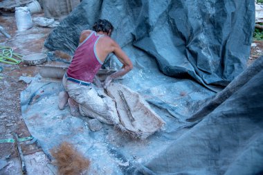 Amravati, Maharashtra - 8 Eylül 2018: Sanatçı bir heykel yapıyor ve Ganesha festivali için bir sanatçı atölyesinde Hindu tanrısı Lord Ganesha 'nın bir putuna son rötuşlarını yapıyor.