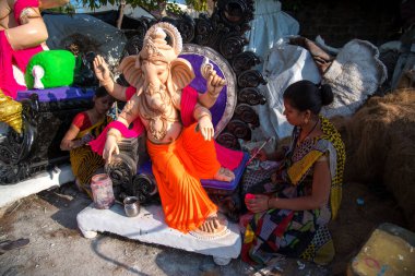 Amravati, Maharashtra - 8 Eylül 2018: Sanatçı bir heykel yapıyor ve Ganesha festivali için bir sanatçı atölyesinde Hindu tanrısı Lord Ganesha 'nın bir putuna son rötuşlarını yapıyor.
