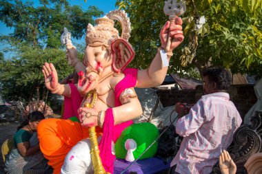 Amravati, Maharashtra - 8 Eylül 2018: Sanatçı bir heykel yapıyor ve Ganesha festivali için bir sanatçı atölyesinde Hindu tanrısı Lord Ganesha 'nın bir putuna son rötuşlarını yapıyor.