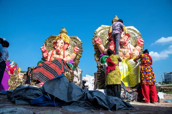 AMRAVATI, MAHARASHTRA - 8 SETTEMBRE 2018: Artista che fa una statua e dà un tocco finale a un idolo del dio indù Lord Ganesha in un laboratorio d'artista per il festival Ganesha . — Foto Stock