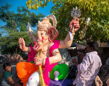 Amravati, Maharashtra - 8 Eylül 2018: Sanatçı bir heykel yapıyor ve Ganesha festivali için bir sanatçı atölyesinde Hindu tanrısı Lord Ganesha 'nın bir putuna son rötuşlarını yapıyor.