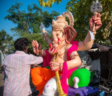 Amravati, Maharashtra - 8 Eylül 2018: Sanatçı bir heykel yapıyor ve Ganesha festivali için bir sanatçı atölyesinde Hindu tanrısı Lord Ganesha 'nın bir putuna son rötuşlarını yapıyor.