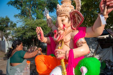Amravati, Maharashtra - 8 Eylül 2018: Sanatçı bir heykel yapıyor ve Ganesha festivali için bir sanatçı atölyesinde Hindu tanrısı Lord Ganesha 'nın bir putuna son rötuşlarını yapıyor.