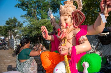 Amravati, Maharashtra - 8 Eylül 2018: Sanatçı bir heykel yapıyor ve Ganesha festivali için bir sanatçı atölyesinde Hindu tanrısı Lord Ganesha 'nın bir putuna son rötuşlarını yapıyor.