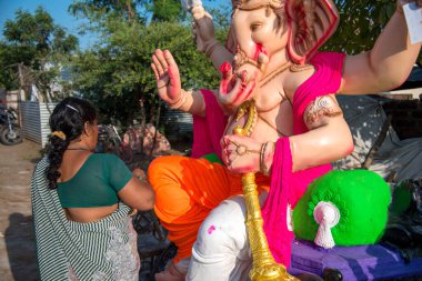 Amravati, Maharashtra - 8 Eylül 2018: Sanatçı bir heykel yapıyor ve Ganesha festivali için bir sanatçı atölyesinde Hindu tanrısı Lord Ganesha 'nın bir putuna son rötuşlarını yapıyor.
