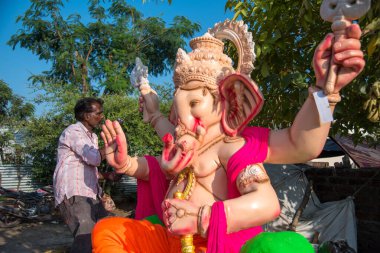 Amravati, Maharashtra - 8 Eylül 2018: Sanatçı bir heykel yapıyor ve Ganesha festivali için bir sanatçı atölyesinde Hindu tanrısı Lord Ganesha 'nın bir putuna son rötuşlarını yapıyor.
