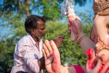 Amravati, Maharashtra - 8 Eylül 2018: Sanatçı bir heykel yapıyor ve Ganesha festivali için bir sanatçı atölyesinde Hindu tanrısı Lord Ganesha 'nın bir putuna son rötuşlarını yapıyor.