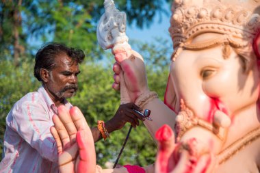 Amravati, Maharashtra - 8 Eylül 2018: Sanatçı bir heykel yapıyor ve Ganesha festivali için bir sanatçı atölyesinde Hindu tanrısı Lord Ganesha 'nın bir putuna son rötuşlarını yapıyor.