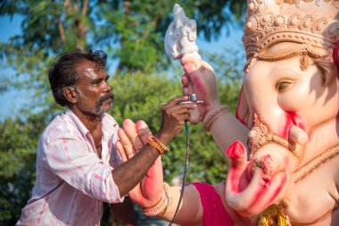 Amravati, Maharashtra - 8 Eylül 2018: Sanatçı bir heykel yapıyor ve Ganesha festivali için bir sanatçı atölyesinde Hindu tanrısı Lord Ganesha 'nın bir putuna son rötuşlarını yapıyor.