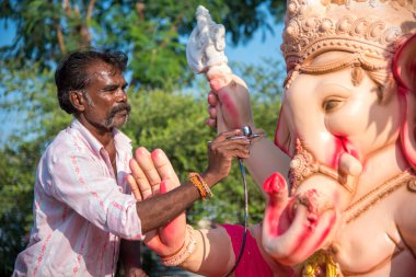 Amravati, Maharashtra - 8 Eylül 2018: Sanatçı bir heykel yapıyor ve Ganesha festivali için bir sanatçı atölyesinde Hindu tanrısı Lord Ganesha 'nın bir putuna son rötuşlarını yapıyor.