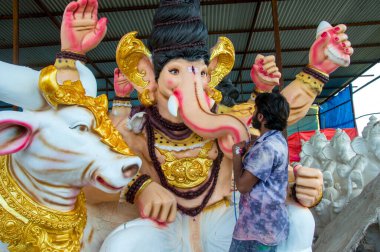 Amravati, Maharashtra - 8 Eylül 2018: Sanatçı bir heykel yapıyor ve Ganesha festivali için bir sanatçı atölyesinde Hindu tanrısı Lord Ganesha 'nın bir putuna son rötuşlarını yapıyor.
