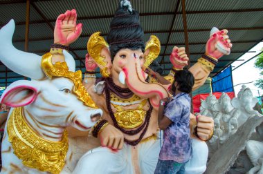 Amravati, Maharashtra - 8 Eylül 2018: Sanatçı bir heykel yapıyor ve Ganesha festivali için bir sanatçı atölyesinde Hindu tanrısı Lord Ganesha 'nın bir putuna son rötuşlarını yapıyor.