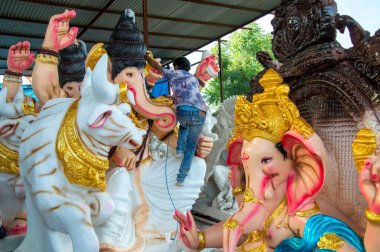 Amravati, Maharashtra - 8 Eylül 2018: Sanatçı bir heykel yapıyor ve Ganesha festivali için bir sanatçı atölyesinde Hindu tanrısı Lord Ganesha 'nın bir putuna son rötuşlarını yapıyor.