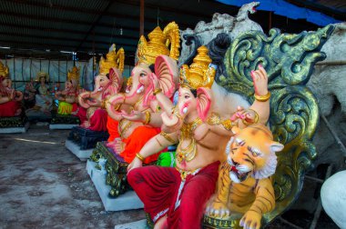 Amravati, Maharashtra - 8 Eylül 2018: Sanatçı bir heykel yapıyor ve Ganesha festivali için bir sanatçı atölyesinde Hindu tanrısı Lord Ganesha 'nın bir putuna son rötuşlarını yapıyor.