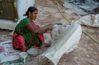 Amravati, Maharashtra - 8 Eylül 2018: Sanatçı bir heykel yapıyor ve Ganesha festivali için bir sanatçı atölyesinde Hindu tanrısı Lord Ganesha 'nın bir putuna son rötuşlarını yapıyor.