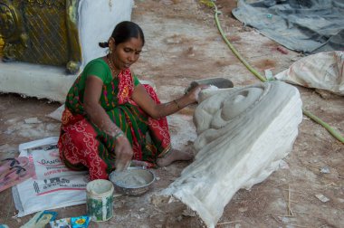 Amravati, Maharashtra - 8 Eylül 2018: Sanatçı bir heykel yapıyor ve Ganesha festivali için bir sanatçı atölyesinde Hindu tanrısı Lord Ganesha 'nın bir putuna son rötuşlarını yapıyor.