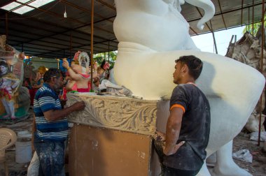 Amravati, Maharashtra - 8 Eylül 2018: Sanatçı bir heykel yapıyor ve Ganesha festivali için bir sanatçı atölyesinde Hindu tanrısı Lord Ganesha 'nın bir putuna son rötuşlarını yapıyor.