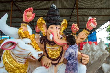 Amravati, Maharashtra - 8 Eylül 2018: Sanatçı bir heykel yapıyor ve Ganesha festivali için bir sanatçı atölyesinde Hindu tanrısı Lord Ganesha 'nın bir putuna son rötuşlarını yapıyor.