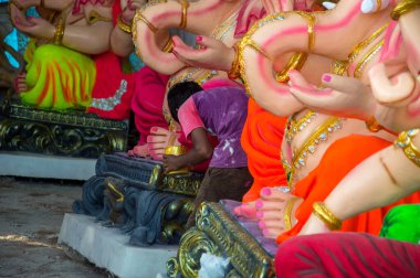 Amravati, Maharashtra - 8 Eylül 2018: Sanatçı bir heykel yapıyor ve Ganesha festivali için bir sanatçı atölyesinde Hindu tanrısı Lord Ganesha 'nın bir putuna son rötuşlarını yapıyor.