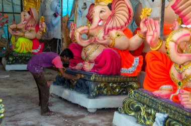 Amravati, Maharashtra - 8 Eylül 2018: Sanatçı bir heykel yapıyor ve Ganesha festivali için bir sanatçı atölyesinde Hindu tanrısı Lord Ganesha 'nın bir putuna son rötuşlarını yapıyor.