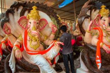 Amravati, Maharashtra - 8 Eylül 2018: Sanatçı bir heykel yapıyor ve Ganesha festivali için bir sanatçı atölyesinde Hindu tanrısı Lord Ganesha 'nın bir putuna son rötuşlarını yapıyor.