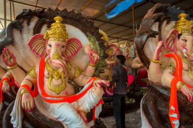 Amravati, Maharashtra - 8 Eylül 2018: Sanatçı bir heykel yapıyor ve Ganesha festivali için bir sanatçı atölyesinde Hindu tanrısı Lord Ganesha 'nın bir putuna son rötuşlarını yapıyor.