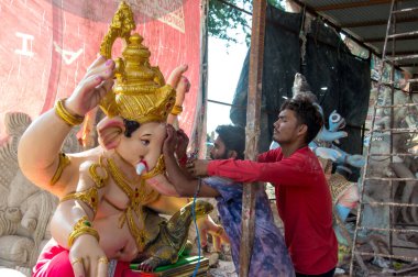 Amravati, Maharashtra - 8 Eylül 2018: Sanatçı bir heykel yapıyor ve Ganesha festivali için bir sanatçı atölyesinde Hindu tanrısı Lord Ganesha 'nın bir putuna son rötuşlarını yapıyor.