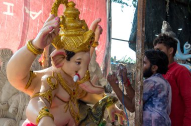 Amravati, Maharashtra - 8 Eylül 2018: Sanatçı bir heykel yapıyor ve Ganesha festivali için bir sanatçı atölyesinde Hindu tanrısı Lord Ganesha 'nın bir putuna son rötuşlarını yapıyor.