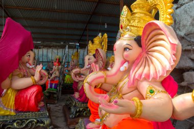 Amravati, Maharashtra - 8 Eylül 2018: Sanatçı bir heykel yapıyor ve Ganesha festivali için bir sanatçı atölyesinde Hindu tanrısı Lord Ganesha 'nın bir putuna son rötuşlarını yapıyor.