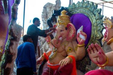 Amravati, Maharashtra - 8 Eylül 2018: Sanatçı bir heykel yapıyor ve Ganesha festivali için bir sanatçı atölyesinde Hindu tanrısı Lord Ganesha 'nın bir putuna son rötuşlarını yapıyor.