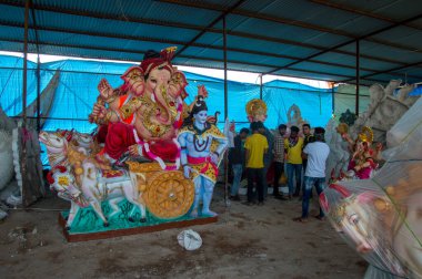 Amravati, Maharashtra - 8 Eylül 2018: Sanatçı bir heykel yapıyor ve Ganesha festivali için bir sanatçı atölyesinde Hindu tanrısı Lord Ganesha 'nın bir putuna son rötuşlarını yapıyor.