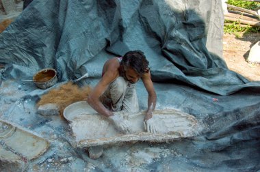 Amravati, Maharashtra - 8 Eylül 2018: Sanatçı bir heykel yapıyor ve Ganesha festivali için bir sanatçı atölyesinde Hindu tanrısı Lord Ganesha 'nın bir putuna son rötuşlarını yapıyor.