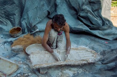 Amravati, Maharashtra - 8 Eylül 2018: Sanatçı bir heykel yapıyor ve Ganesha festivali için bir sanatçı atölyesinde Hindu tanrısı Lord Ganesha 'nın bir putuna son rötuşlarını yapıyor.