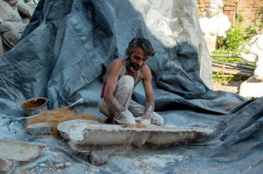 Amravati, Maharashtra - 8 Eylül 2018: Sanatçı bir heykel yapıyor ve Ganesha festivali için bir sanatçı atölyesinde Hindu tanrısı Lord Ganesha 'nın bir putuna son rötuşlarını yapıyor.