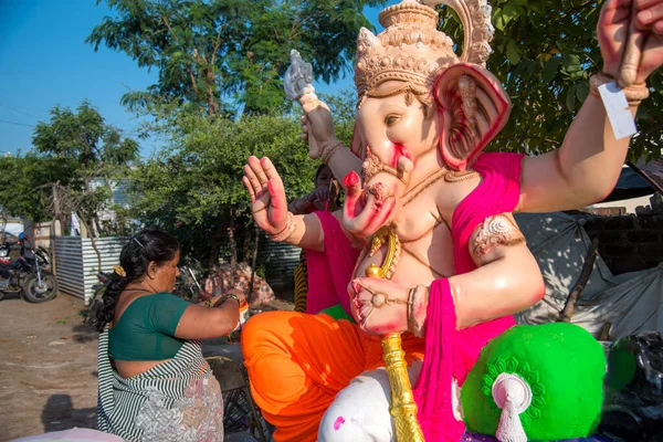 AMRAVATI, MAHARASHTRA - 8 DE SEPTIEMBRE DE 2018: Artista haciendo una estatua y dando toques finales a un ídolo del dios hindú Lord Ganesha en un taller de artista para el festival Ganesha . — Foto de Stock