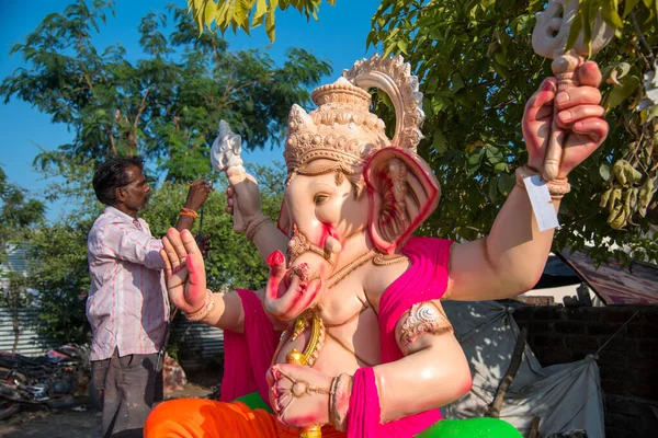 Amravati, Maharashtra - 8 Eylül 2018: Sanatçı bir heykel yapıyor ve Ganesha festivali için bir sanatçı atölyesinde Hindu tanrısı Lord Ganesha 'nın bir putuna son rötuşlarını yapıyor.