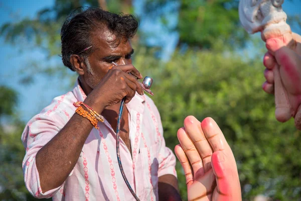 AMRAVATI, MAHARASHTRA - 8 DE SEPTIEMBRE DE 2018: Artista haciendo una estatua y dando toques finales a un ídolo del dios hindú Lord Ganesha en un taller de artista para el festival Ganesha . —  Fotos de Stock