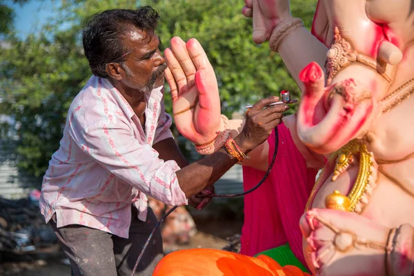 Amravati, Maharashtra - 8 Eylül 2018: Sanatçı bir heykel yapıyor ve Ganesha festivali için bir sanatçı atölyesinde Hindu tanrısı Lord Ganesha 'nın bir putuna son rötuşlarını yapıyor. — Stok fotoğraf