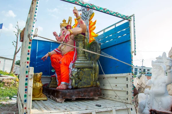 Amravati, Maharashtra - 8 september 2018: Kunstenaar maakt een beeld en geeft de laatste hand aan een idool van de Hindoeïstische god Lord Ganesha tijdens een kunstenaarsatelier voor Ganesha festival. — Stockfoto